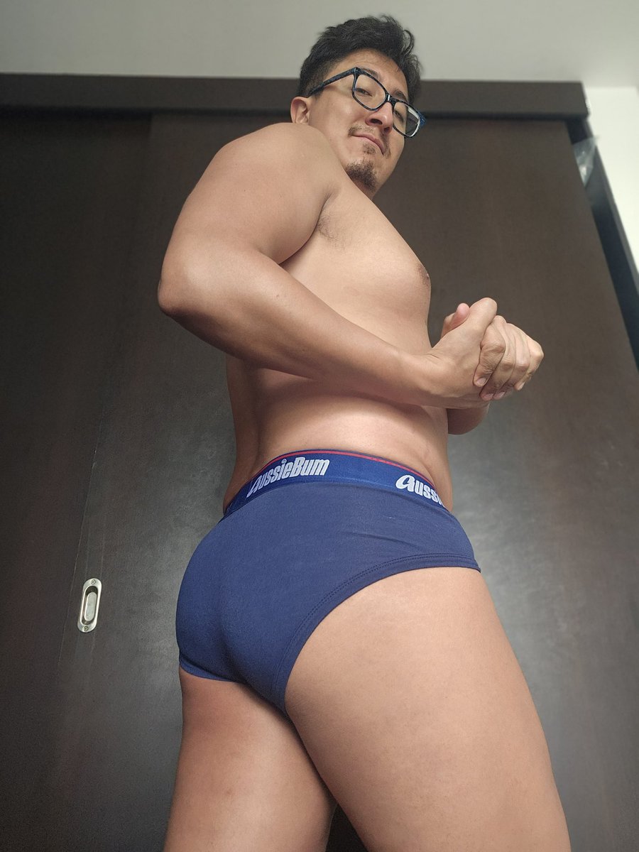 El Gaymer en calzones tweet media
