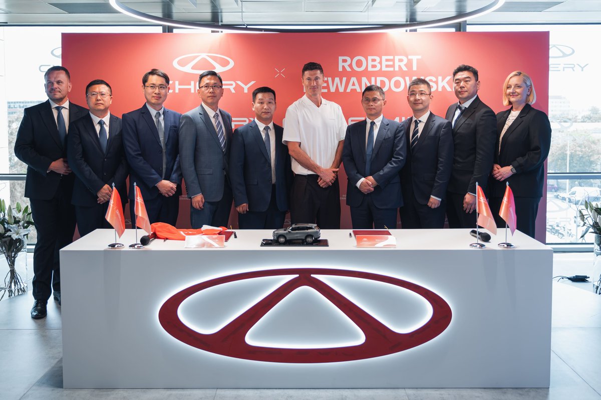 autos_digital's tweet photo. #Noticias l El reconocido futbolista Robert Lewandowski se convierte en nuevo embajador global de Chery💯

La alianza representa un nuevo capítulo para la marca, uniendo innovación, seguridad, tecnología y liderazgo.
 
🔗Toda la información en el link:⬇️
https://t.co/Lgv1fVFAU5 https://t.co/q1pytt5cqG