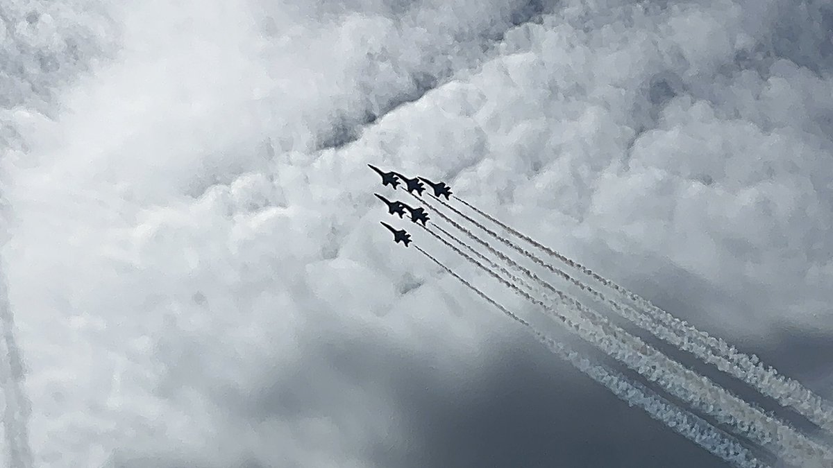 SomeSortOfName2's tweet photo. The @BlueAngels killed it today https://t.co/N9YSVi6y1f