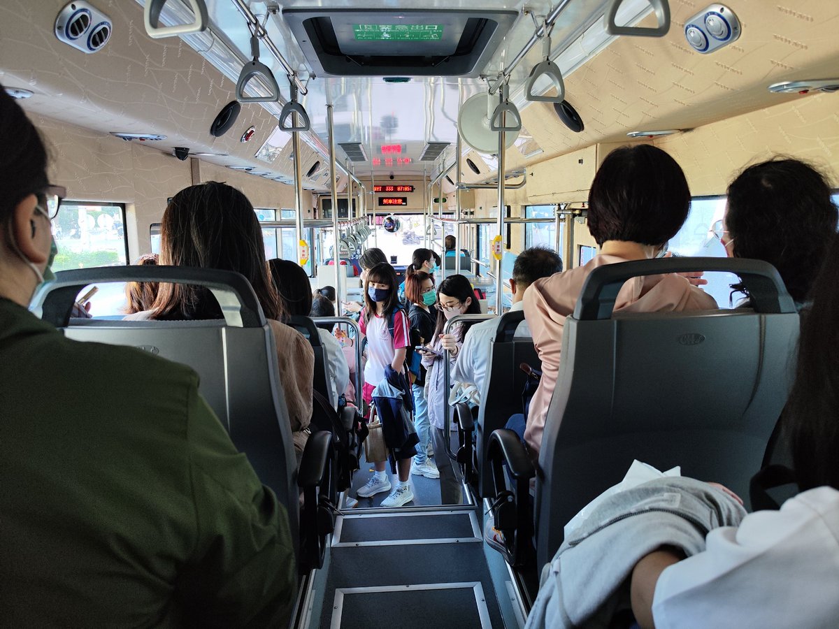 lightwind168's tweet photo. 睿奕交通333路で臺中國際機場へ。朝のラッシュ時なので車内が混雑してきました。 https://t.co/ANFsVgQ38s