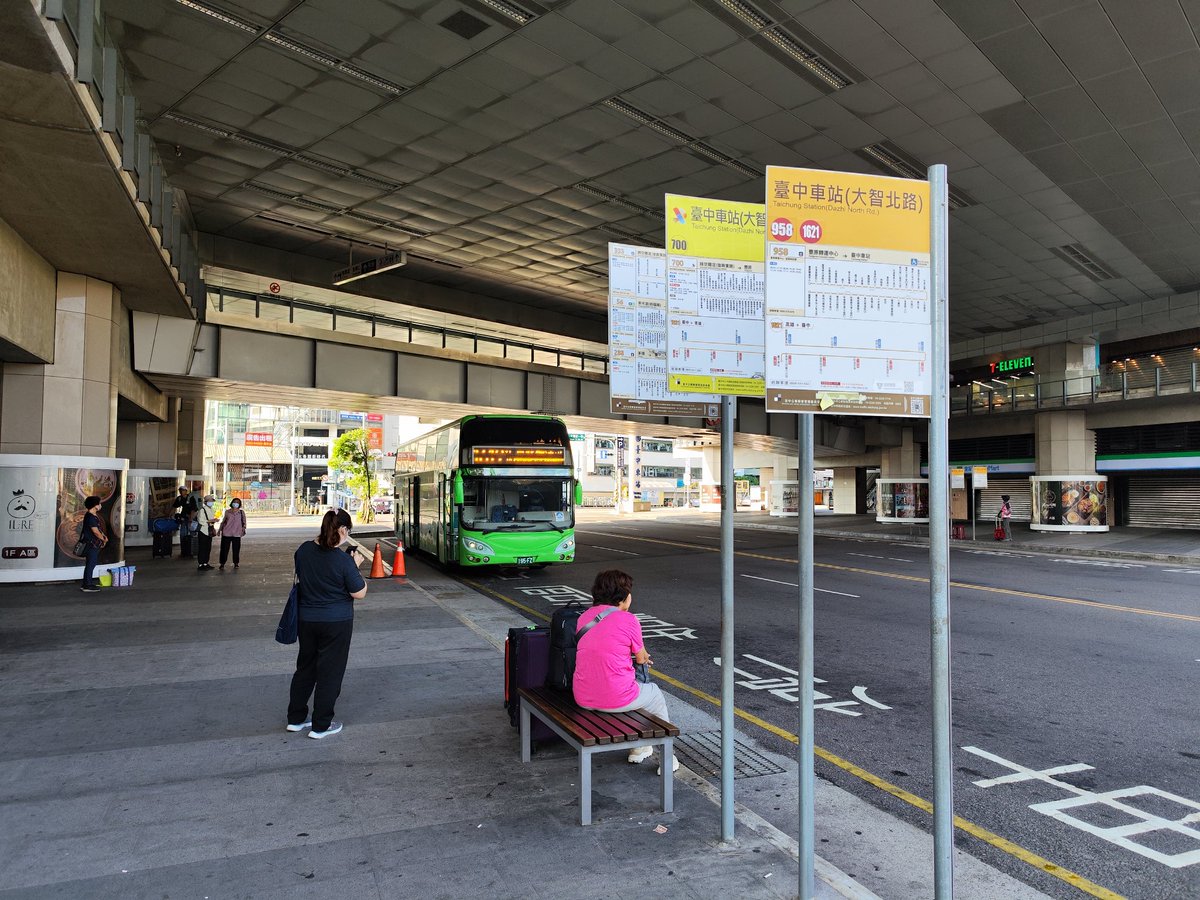 lightwind168's tweet photo. 睿奕交通333路で臺中國際機場へ。朝のラッシュ時なので車内が混雑してきました。 https://t.co/ANFsVgQ38s