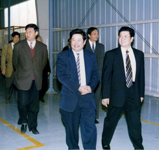 照片中是时任全国政协副主席兼中央统战部部长的王兆国，1996年回到曾经任职的福建省考察福建知名民营企业曹德旺的福耀玻璃厂。 后排陪同的是时任 ...