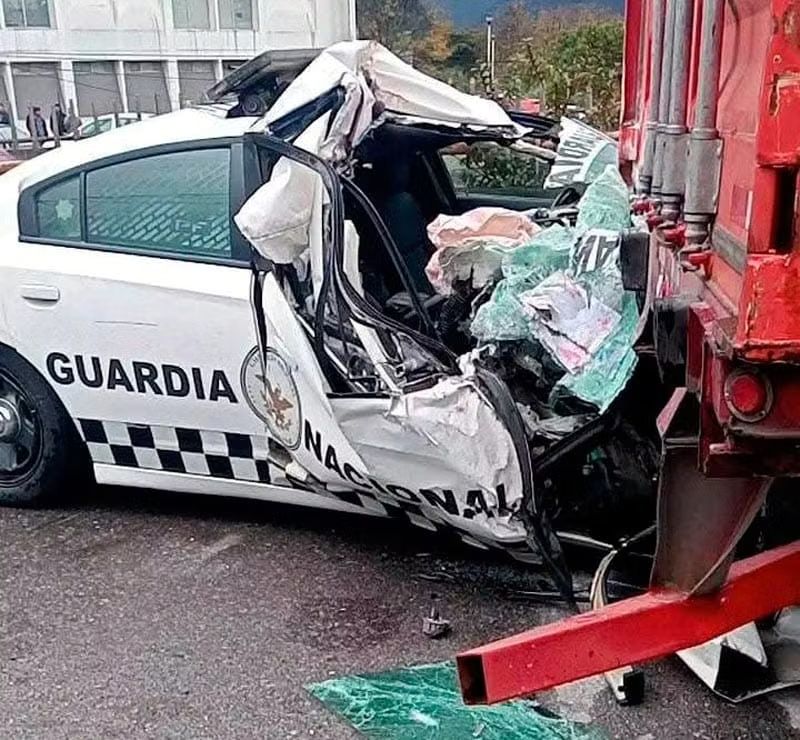 Eco1_LVM's tweet photo. 🚨🚨🚨Y si pensaba que no se podía poner peor... 

A los Edecanes les dieron más poder, si ya se pasaban los "altos", ahora ellos llevan la preferencia.

Hoy 25 de mayo se publicaron en el DOF, los cambios solicitados por la señorA, se modificaron muchos artículos que endurecen el control sobre el tránsito, autotransporte y "seguridad" vial en las carreteras federales del país.

Los Edecanes tendrán prioridad, sobre las señales de tránsito, ya que el decreto establece:

“Las indicaciones de las personas integrantes de la Guardia Nacional prevalecen sobre los dispositivos para el control del tránsito”. Esto significa que las órdenes directas de los agentes podrán estar por encima de:

-Semáforos
-Señalización vial
-Reglas ordinarias de circulación

Facultades en las carreteras federales

-Imponer sanciones directamente
-Revisar documentación vehicular
-Verificar condiciones físico-mecánicas
-Aplicar controles de tránsito
-Participar en revisiones médico-toxicológicas
-Ordenar el retiro de vehículos
-Remitir unidades a depósitos federales

La Edecania continuará realizando

-Operativos radar
-Filtros de seguridad
-Atención de accidentes y patrullajes preventivos contra robos y asaltos en carretera.
-Pruebas de alcohol, drogas y revisión de automoviles
-Podrá ordenar detenciones

“Los conductores deben someterse a las pruebas de detección de ingestión de alcohol, de sustancias psicotrópicas y estupefacientes”.

-La negativa podría derivar en sanciones y hasta la detención inmediata.

Si una persona se opone a la orden de los Edecanes

-“Procederán a su inmediata detención y presentación ante el Ministerio Público”.

Las modificaciones le permiten a los Edecanes endurecer acciones contra el autotransporte federal,
no evitan atracos pero si podrán joder mejor a:

-Camiones de carga
-Autobuses
-Remolques
-Transporte de mercancías

Las nuevas disposiciones incluyen:

-Bitácoras obligatorias
-Revisiones físico-mecánicas
-Supervisión de sistemas de frenado
-Documentación electrónica
-Control de placas
-Vigilancia operativa permanente

Los vehículos que representen riesgos de seguridad podrán ser retirados de circulación y enviados a depósitos federales.

Que las modificaciones se deben al crecimiento del nearshoring, el aumento del transporte de mercancías, robo de carga, saturación de corredores logísticos en diferentes zonas del país, y que pretenden reforzar

-La vigilancia carretera
-El control operativo
-La supervisión del autotransporte
-La capacidad de reacción en vías federales