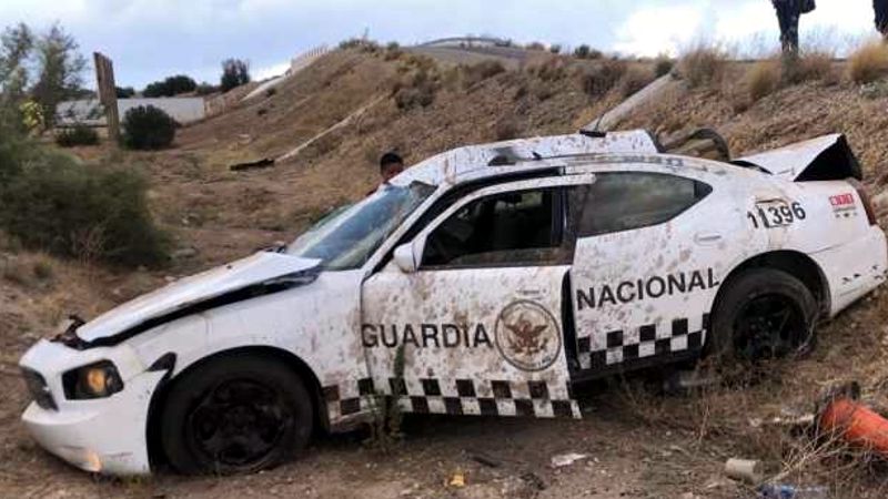Eco1_LVM's tweet photo. 🚨🚨🚨Y si pensaba que no se podía poner peor... 

A los Edecanes les dieron más poder, si ya se pasaban los "altos", ahora ellos llevan la preferencia.

Hoy 25 de mayo se publicaron en el DOF, los cambios solicitados por la señorA, se modificaron muchos artículos que endurecen el control sobre el tránsito, autotransporte y "seguridad" vial en las carreteras federales del país.

Los Edecanes tendrán prioridad, sobre las señales de tránsito, ya que el decreto establece:

“Las indicaciones de las personas integrantes de la Guardia Nacional prevalecen sobre los dispositivos para el control del tránsito”. Esto significa que las órdenes directas de los agentes podrán estar por encima de:

-Semáforos
-Señalización vial
-Reglas ordinarias de circulación

Facultades en las carreteras federales

-Imponer sanciones directamente
-Revisar documentación vehicular
-Verificar condiciones físico-mecánicas
-Aplicar controles de tránsito
-Participar en revisiones médico-toxicológicas
-Ordenar el retiro de vehículos
-Remitir unidades a depósitos federales

La Edecania continuará realizando

-Operativos radar
-Filtros de seguridad
-Atención de accidentes y patrullajes preventivos contra robos y asaltos en carretera.
-Pruebas de alcohol, drogas y revisión de automoviles
-Podrá ordenar detenciones

“Los conductores deben someterse a las pruebas de detección de ingestión de alcohol, de sustancias psicotrópicas y estupefacientes”.

-La negativa podría derivar en sanciones y hasta la detención inmediata.

Si una persona se opone a la orden de los Edecanes

-“Procederán a su inmediata detención y presentación ante el Ministerio Público”.

Las modificaciones le permiten a los Edecanes endurecer acciones contra el autotransporte federal,
no evitan atracos pero si podrán joder mejor a:

-Camiones de carga
-Autobuses
-Remolques
-Transporte de mercancías

Las nuevas disposiciones incluyen:

-Bitácoras obligatorias
-Revisiones físico-mecánicas
-Supervisión de sistemas de frenado
-Documentación electrónica
-Control de placas
-Vigilancia operativa permanente

Los vehículos que representen riesgos de seguridad podrán ser retirados de circulación y enviados a depósitos federales.

Que las modificaciones se deben al crecimiento del nearshoring, el aumento del transporte de mercancías, robo de carga, saturación de corredores logísticos en diferentes zonas del país, y que pretenden reforzar

-La vigilancia carretera
-El control operativo
-La supervisión del autotransporte
-La capacidad de reacción en vías federales