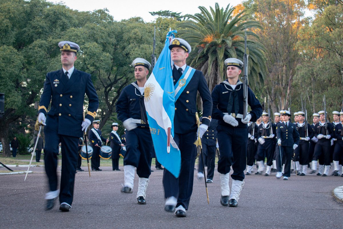 rodrigo_arist's tweet photo. 🇦🇷 Celebrar la Patria es honrarla todos los días

Hoy participé de las ceremonias por el 216° aniversario de la Revolución de Mayo, primero en la Base Naval Puerto Belgrano y luego junto a la comunidad en el acto oficial realizado en Plaza Belgrano.

Cada 25 de Mayo nos invita a recordar a quienes tuvieron el coraje de dar los primeros pasos para nuestra Nación, pero también a reflexionar sobre cómo honramos a la Patria en el presente.

Honrar a la Patria es acompañar a nuestros jubilados, valorar el esfuerzo de los trabajadores, respaldar a nuestras Fuerzas Armadas, fortalecer la educación junto a toda la comunidad educativa y seguir generando más oportunidades, respeto y compromiso.

La Patria no es solo nuestra historia. También es el presente que construimos entre todos y el futuro que dejamos para las próximas generaciones.

¡Feliz Día de la Patria para todos los rosaleños!