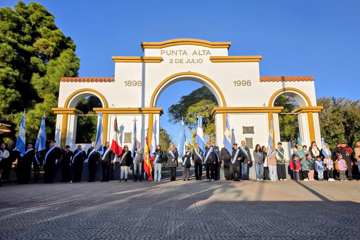 rodrigo_arist's tweet photo. 🇦🇷 Celebrar la Patria es honrarla todos los días

Hoy participé de las ceremonias por el 216° aniversario de la Revolución de Mayo, primero en la Base Naval Puerto Belgrano y luego junto a la comunidad en el acto oficial realizado en Plaza Belgrano.

Cada 25 de Mayo nos invita a recordar a quienes tuvieron el coraje de dar los primeros pasos para nuestra Nación, pero también a reflexionar sobre cómo honramos a la Patria en el presente.

Honrar a la Patria es acompañar a nuestros jubilados, valorar el esfuerzo de los trabajadores, respaldar a nuestras Fuerzas Armadas, fortalecer la educación junto a toda la comunidad educativa y seguir generando más oportunidades, respeto y compromiso.

La Patria no es solo nuestra historia. También es el presente que construimos entre todos y el futuro que dejamos para las próximas generaciones.

¡Feliz Día de la Patria para todos los rosaleños!
