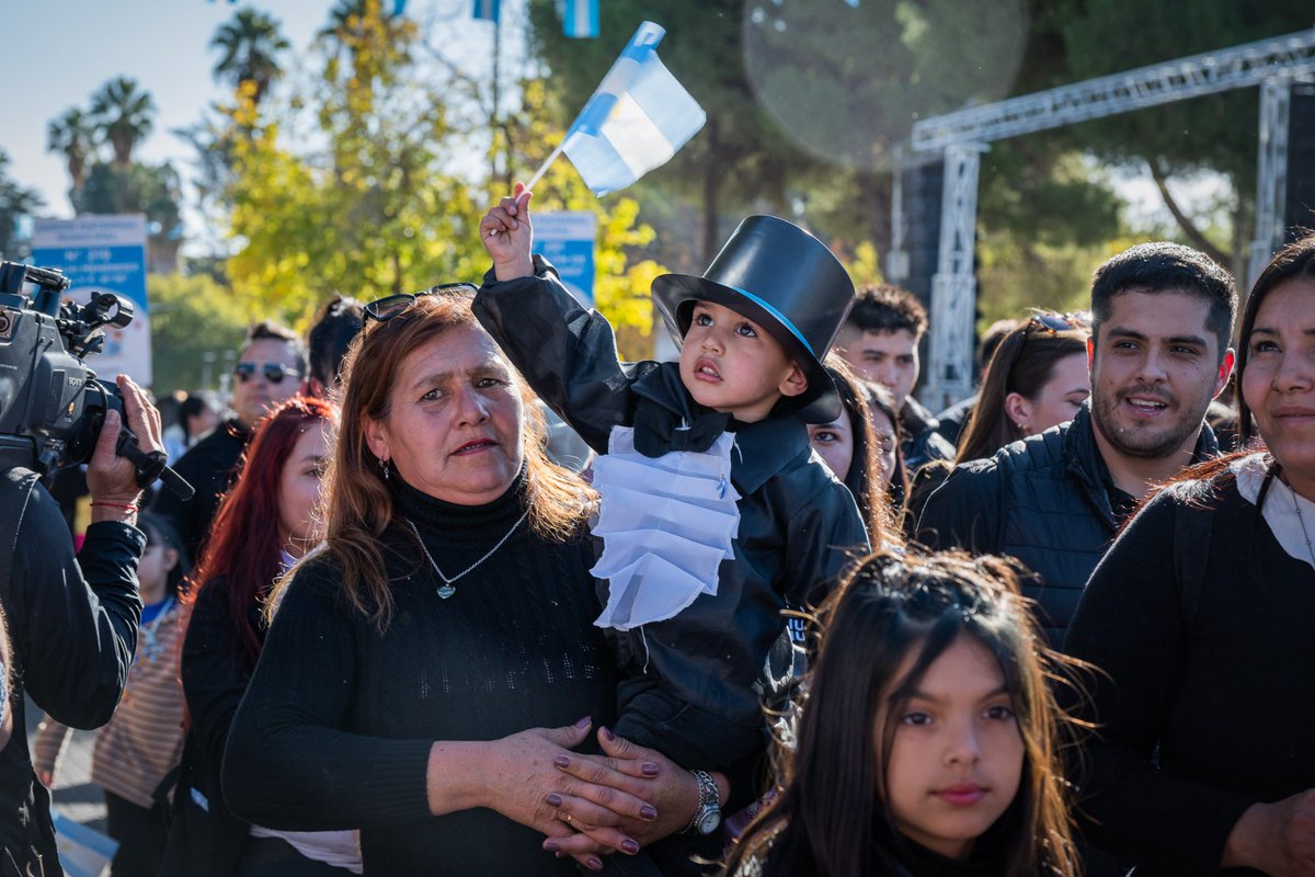 MuniSanMartinOk's tweet photo. El intendente Raúl Rufeil presidió  el desfile, que contó con un gran apoyo popular,  que recibió la visita de los intendentes @MarioAbedok y @UlpianoSuarez, y la ministra @MercedesRus1 además de legisladores y distintas autoridades educativas, militares y policiales
#25deMayo https://t.co/b01Mv2AfIR