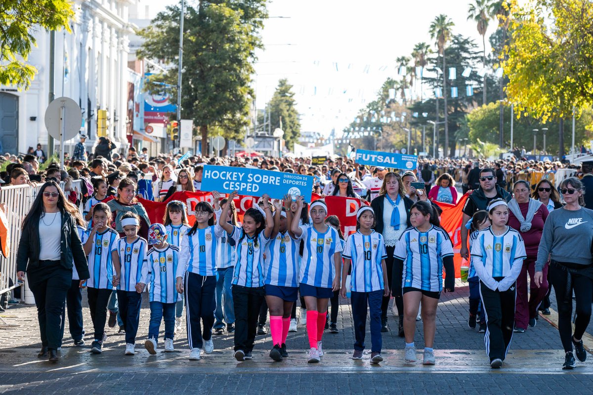 MuniSanMartinOk's tweet photo. El intendente Raúl Rufeil presidió  el desfile, que contó con un gran apoyo popular,  que recibió la visita de los intendentes @MarioAbedok y @UlpianoSuarez, y la ministra @MercedesRus1 además de legisladores y distintas autoridades educativas, militares y policiales
#25deMayo https://t.co/b01Mv2AfIR