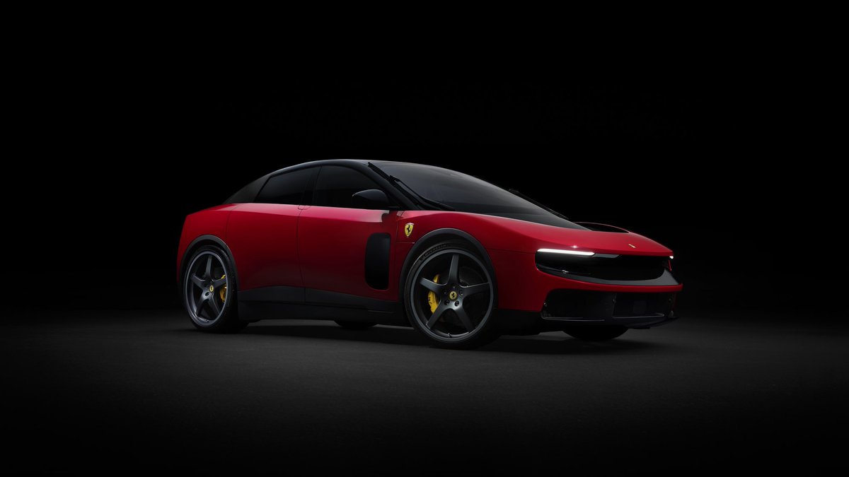 OverdriveNewsPR's tweet photo. Ferrari abrió un nuevo capítulo en su historia con la presentación del Luce, su primer modelo totalmente eléctrico y una de las propuestas más polarizantes de Maranello en décadas. 

Más que un simple deportivo eléctrico, el Luce representa una nueva interpretación del Cavallino Rampante: cuatro puertas, cinco plazas, cuatro motores eléctricos y una arquitectura desarrollada por la propia marca desde cero alrededor de la electrificación.

El modelo utiliza una batería de 122 kWh, sistema eléctrico de 800 voltios y una potencia total de 1,035 hp. Según Ferrari, acelera de 0 a 62 mph en 2.5 segundos, alcanza las 124 mph en 6.8 segundos y una máxima de 193 mph, con una autonomía superior a 330 millas. Cada rueda cuenta con su propio motor, lo que permite una gestión independiente del torque, tracción integral eléctrica y un nivel de control dinámico inédito dentro de la marca.

El diseño fue desarrollado en colaboración con LoveFrom, el colectivo creativo liderado por Jony Ive y Marc Newson, junto al Ferrari Design Studio. Su silueta se distingue por una “glass house” limpia y continua, elementos aerodinámicos flotantes y rines de 23 pulgadas adelante y 24 atrás, los más grandes utilizados en un Ferrari de calle.

Ferrari también insiste en que el Luce no abandona la emoción al manejar. Su sistema de sonido no simula un motor tradicional, sino que amplifica vibraciones reales del tren eléctrico. Con ello, Maranello busca demostrar que la electrificación puede abrir nuevas posibilidades sin borrar por completo el carácter de la marca. Sin duda, el diseño del Luce dará de qué hablar por mucho tiempo y será interesante ver cómo será recibido por los fieles de la marca. Su precio comienza en $640,000.