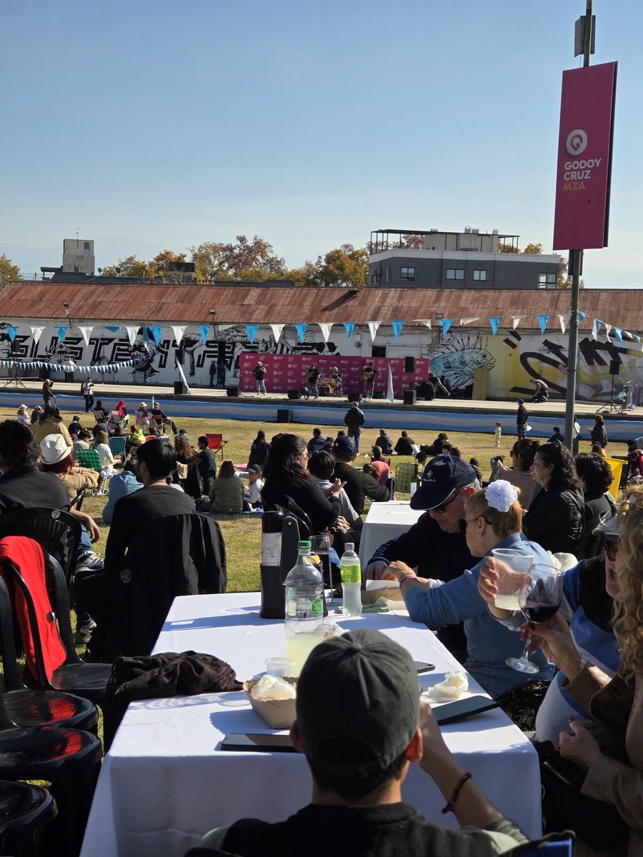 melimalanca's tweet photo. Así se vivió la Peña Patria del 25 de Mayo en Godoy Cruz 🇦🇷.

Una jornada llena de tradición, música y encuentro, donde los vecinos disfrutaron de ballets folclóricos, músicos en vivo y foodtrucks con comidas típicas que le dieron todo el sabor a esta fecha tan especial. https://t.co/13agGvEXln