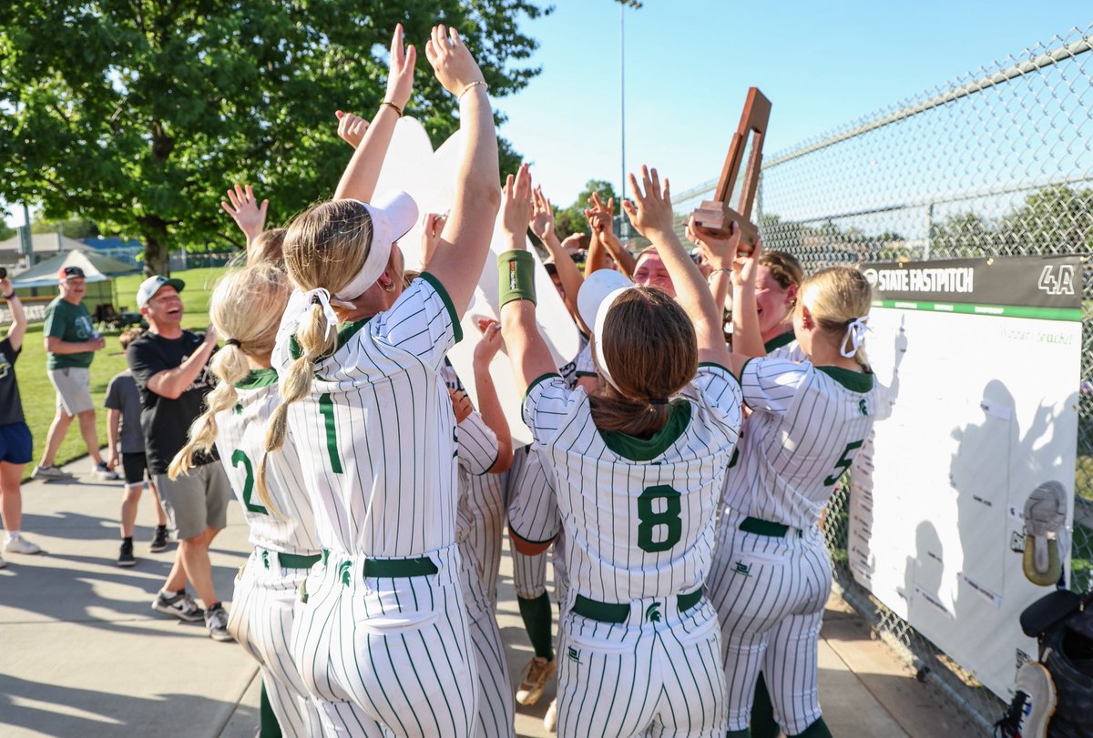 emmadahlgren2's tweet photo. 4A 2026 STATE CHAMPS ‼️🏆

What a run!!! I am SO extremely proud of all of my teammates and coaches for the incredible season, and so grateful for the chance to play with these amazing people! Can’t imagine a better way to end my high school career! 💚🥹 https://t.co/hiH7Dc9RUN