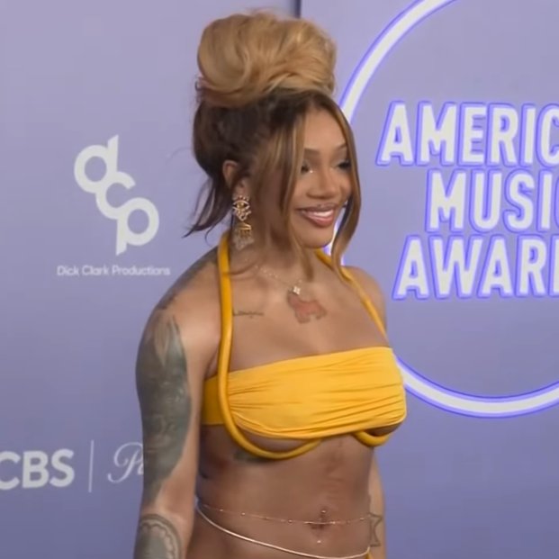 flopcozy_'s tweet photo. Glorilla hits the #AMAs red carpet. https://t.co/WuefZ620Rp