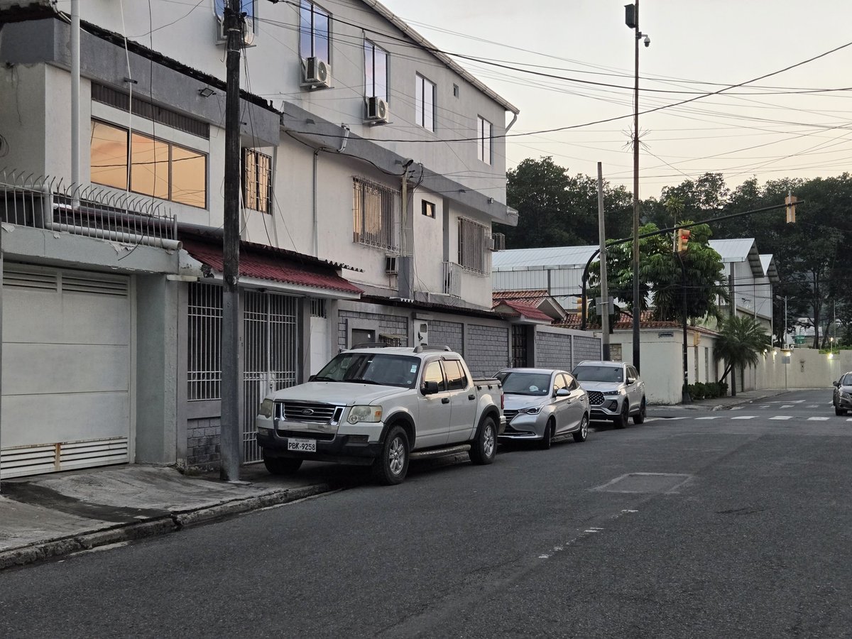 gerareee's tweet photo. @ATM_Transito @alcaldiagye Siguen los carros en el mismo punto parqueados sobre la acera y en zona de no estacionar. Vengan a multar para que dejen de hacerlo. Urdesa Higueras y Costanera https://t.co/1xY1AqsUk9
