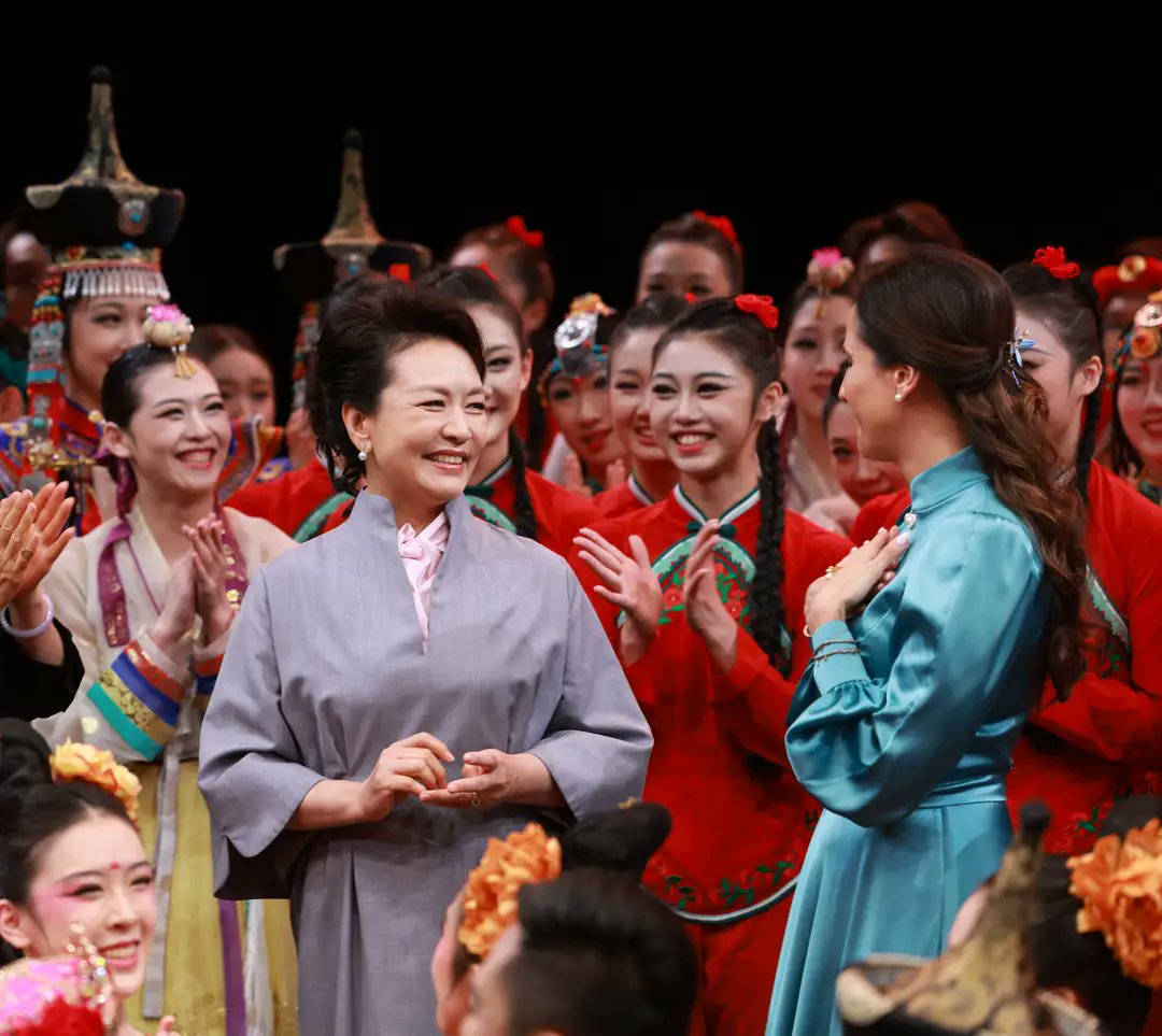 Luke220427's tweet photo. 5月25日下午，国家主席习近平夫人彭丽媛和陪同塞尔维亚总统武契奇来华进行国事访问的总统夫人塔玛拉参观北京舞蹈学院。 https://t.co/BMsDK7F9Ro