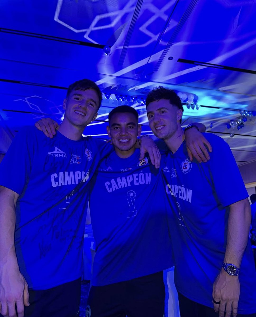 kevinslug07's tweet photo. @Hugo_RQ7 El mejor mediocampo del mundo 💙🚂 https://t.co/cyJXgUokUy