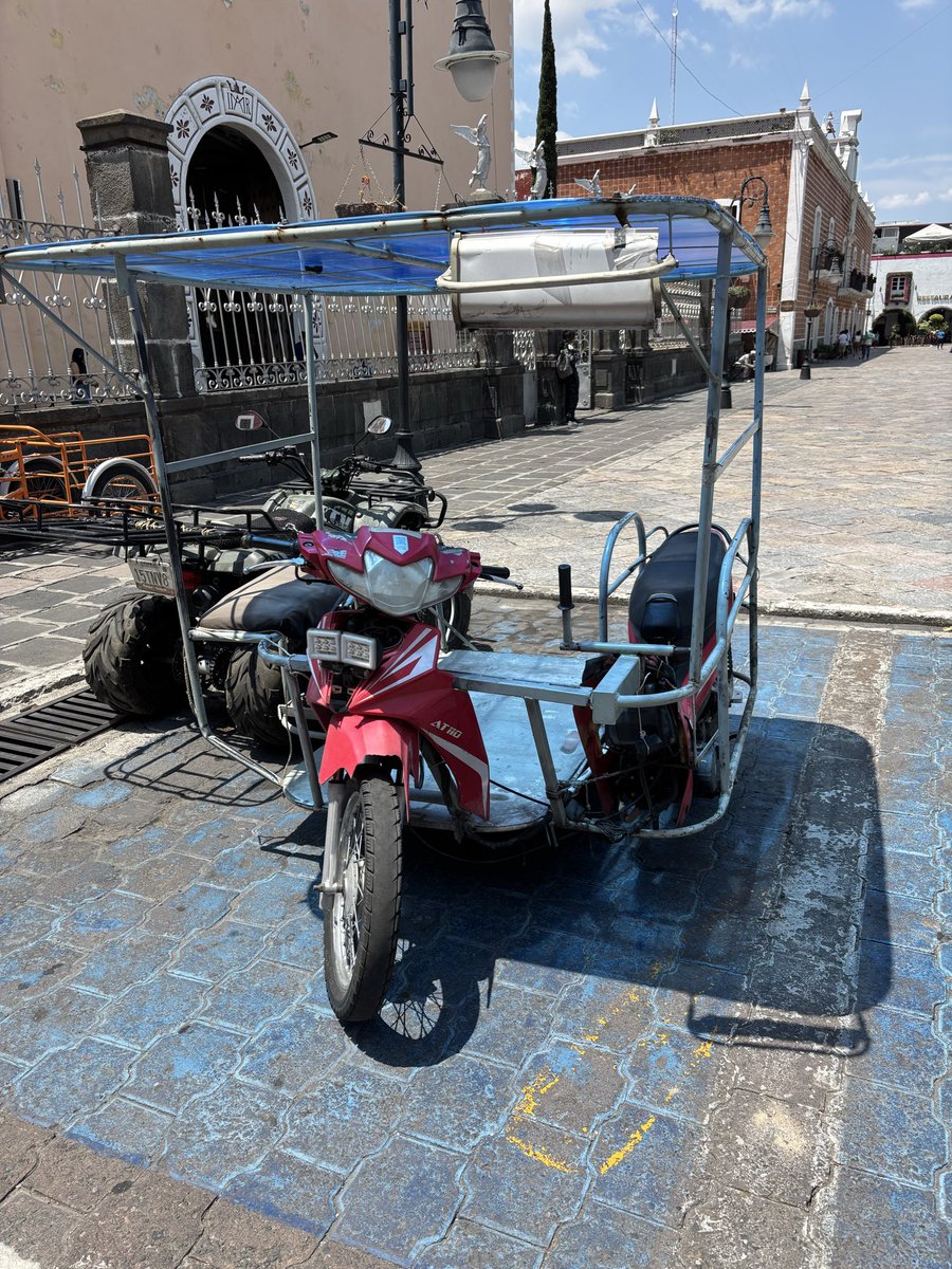 perroval's tweet photo. @RicardoBSalinas @Enrique_Gallego @Azteca @ItalikaOficial @BancoAzteca Esta moto la vi en centro de Atlixco y me parece que es un caso similar. Ojalá y puedan conocer mas de su situación. https://t.co/44wCfqQdWr