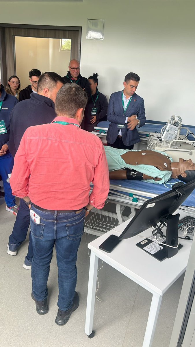 SecSaludCundi's tweet photo. El CRUE de #Cundinamarca continúa fortaleciendo la capacidad de respuesta en salud en distintos municipios del departamento 🚑📡

En #Chocontá y #Villapinzón se desarrollaron asistencias técnicas sobre referencia y contrarreferencia, maternidad segura, misión médica, donación de órganos y manejo de redes de comunicación, promoviendo una mejor articulación entre la red hospitalaria y los servicios de urgencias. Además, en zona rural de #Soacha, líderes comunitarios participaron en espacios de formación sobre salud mental y primeros auxilios psicológicos 🧠🤝

A estas acciones se suma la participación del CRUE en el programa ESTC+ realizado en #Chía, donde profesionales de salud actualizaron estrategias para la atención oportuna del ACV y el Infarto Agudo de Miocardio, fortaleciendo la respuesta frente a emergencias tiempo dependientes ❤️🩺