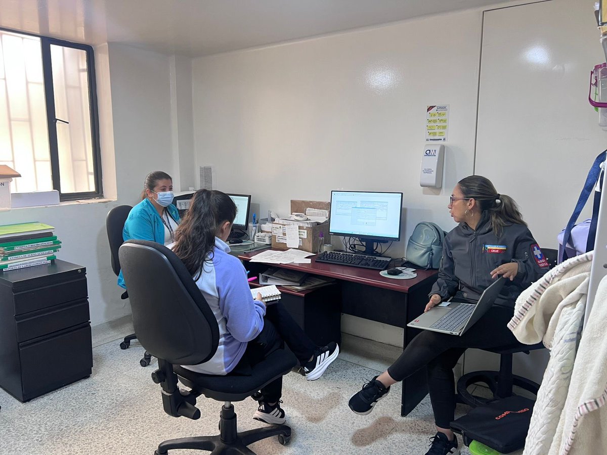 SecSaludCundi's tweet photo. El CRUE de #Cundinamarca continúa fortaleciendo la capacidad de respuesta en salud en distintos municipios del departamento 🚑📡

En #Chocontá y #Villapinzón se desarrollaron asistencias técnicas sobre referencia y contrarreferencia, maternidad segura, misión médica, donación de órganos y manejo de redes de comunicación, promoviendo una mejor articulación entre la red hospitalaria y los servicios de urgencias. Además, en zona rural de #Soacha, líderes comunitarios participaron en espacios de formación sobre salud mental y primeros auxilios psicológicos 🧠🤝

A estas acciones se suma la participación del CRUE en el programa ESTC+ realizado en #Chía, donde profesionales de salud actualizaron estrategias para la atención oportuna del ACV y el Infarto Agudo de Miocardio, fortaleciendo la respuesta frente a emergencias tiempo dependientes ❤️🩺