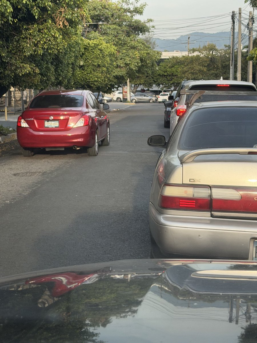 Flexsv2025's tweet photo. @VMTElSalvador en la calle del taber central y pasaje el pino por la 79 avenida norte, cuando quieran poner multas son los lugares indicados por los Don vergas que se vienen en contra sentido para salir adelante https://t.co/N8l2XnX6iO