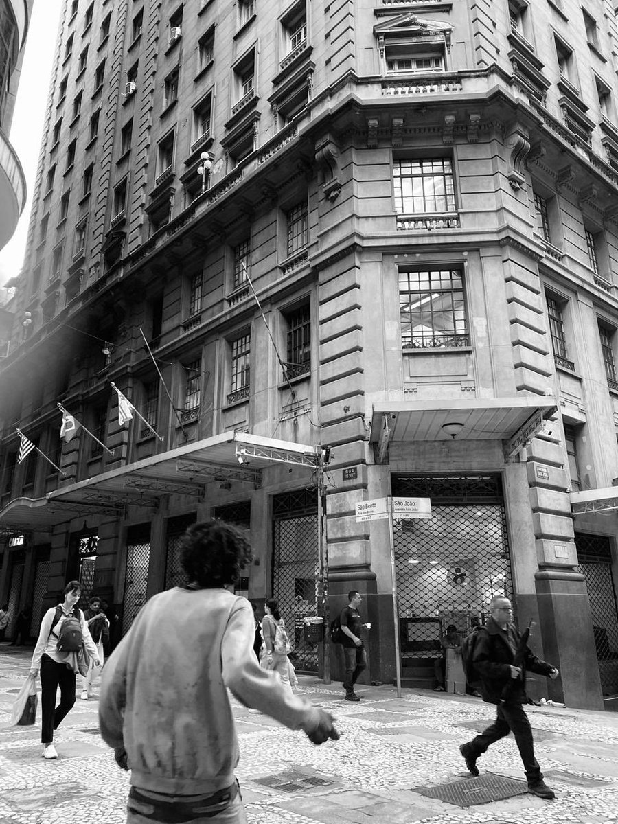 davxs_'s tweet photo. já que o hype está todo no centro de São Paulo, fica um fio com fotos que tirei em preto e branco para um livro fotodocumentário de um trabalho da faculdade semestre passado 🖤🩶🤍 https://t.co/V145fobeyq
