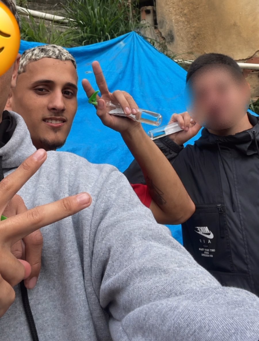 informesrj88's tweet photo. Vulgo “Cara Fina” teria sido morto no chamado “tribunal do CV”, na Penha. Segundo relatos, ele teria acertado um tiro acidentalmente em outro integrante da facção. https://t.co/WSfvHhe5sm