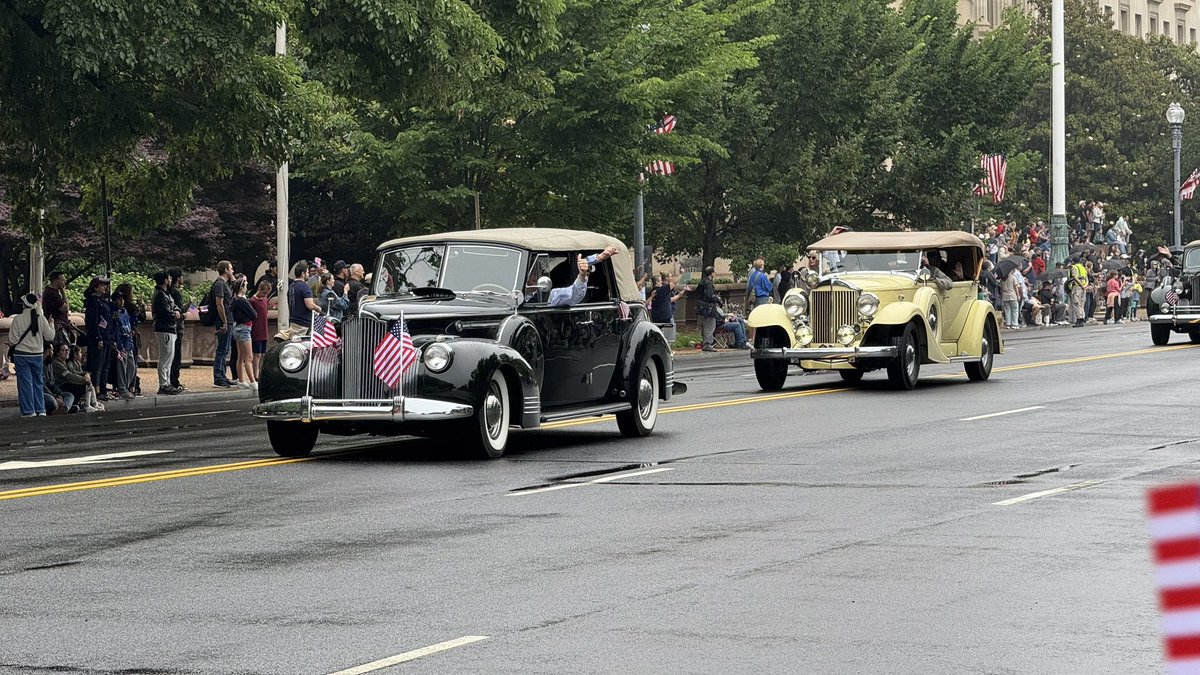 Nostalgik's tweet photo. Proud to see Brentwood’s Green Machine represent our school at the National 250th Memorial Day Parade in DC. Seeing former students, colleagues, and administrators while away on my @AEF_Program Fellowship made it even more special.

#BrentwoodPride #EinsteinFellows25 https://t.co/po95ePkrzk