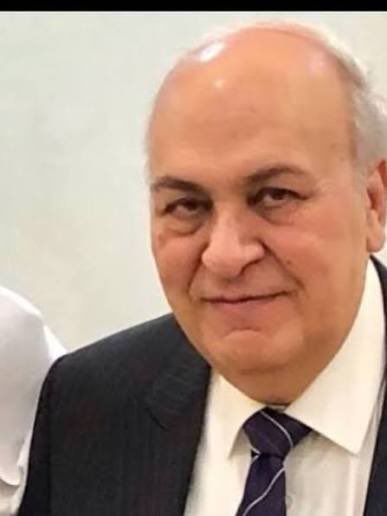 al_snd's tweet photo. فقدت اللغة العربية اليوم أحد روادها الكبار في هذا العصر أستاذنا الدكتور عبداللطيف محمد الخطيب، صاحب  المؤلفات الرصينة والتحقيقات المتينة..  

امتد عطاؤه في الكويت أكثر من نصف قرن، منذ (١٩٧٢) يدرّس، ويؤلف، ويحقق، ويربي الأجيال على محبة العربية، والصبر في طلبها..

ترك وراءه مكتبة عامرة في النحو والصرف، والقراءات، والتحقيق، والتدريب اللغوي، وإعراب القرآن، وقواعد الكتابة العربية..

من مؤلفاته:

- البحث الصرفي والنحوي في تاج العروس.
- البحر المحيط لأبي حيان، دراسة نحوية صرفية صوتية، ثلاثة مجلدات.
- التدريب اللغوي المتقدم، مجلدان، بالاشتراك مع أد. سعد مصلوح.
- التدريب اللغوي للمبتدئين، بالاشتراك مع أد. سعد مصلوح.
- التراث بين أيدي المحققين.
- خلاصة شروح الألفية، مجلدان.
- رد الأباطيل.
- شرح قطر الندى وبل الصدى.
- شرح المفصل لابن يعيش، تحقيق، ظهر منه ستة مجلدات.
- ضاد العربية في ضوء القراءات القرآنية.
- القراءات القرآنية في كتاب سيبويه.
- كتاب النحو والصرف للصف الثالث الثانوي بمدارس الكويت.
- كتاب النحو والصرف للصف الرابع الثانوي بمدارس الكويت.
- كتب النحو والصرف للمرحلة الثانوية في المعاهد الدينية بالكويت، أربعة كتب.
- لغويات وأخطاء شائعة.
- متن ألفية ابن مالك، ضبطها وعلق عليه.
- متن ألفية ابن معطي النحوي، ضبط وتعليق، بالاشتراك مع أد. سعد مصلوح.
- المحرر الوجيز لابن عطية دراسة ونقد.
- مختصر الخطيب في علم التصريف للحفاظ وللمبتدئين.
- مختصر مغني اللبيب عن كتب الأعاريب.
- المعاضلة بين القراءة القرآنية والحديث
- معجم القراءات القرآنية، أحد عشر مجلدا.
- مغني اللبيب عن كتب الأعاريب لابن هشام، تحقيق، سبعة مجلدات.
- المستقصى في علم التصريف، مجلدان.
- موسوعة التفصيل في إعراب آيات التنزيل، بالاشتراك مع أد. سعد مصلوح، والأستاذ رجب العلوش، خمسة عشر مجلدًا.
- موسوعة قواعد الكتابة العربية، مجلدان.
نحو العربية، أربعة مجلدات، بالاشتراك مع أد. سعد مصلوح.

وغيرها كثير..

رحم الله أستاذنا الدكتور عبداللطيف الخطيب، وجزاه عن العربية وأهلها خير الجزاء ورفع درجته في عليين..
خالص العزاء لأهله وطلابه ومحبيه