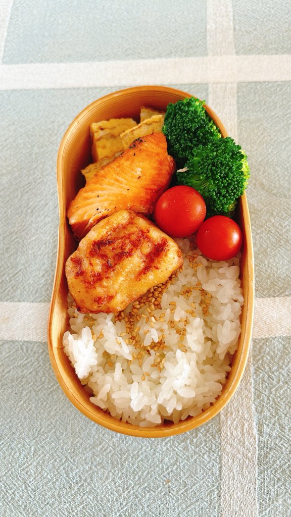 lilyhms03's tweet photo. 高校生男子弁当
中間テスト2日目
母ちゃんは出張行ってきます https://t.co/dL0UTEUV1s