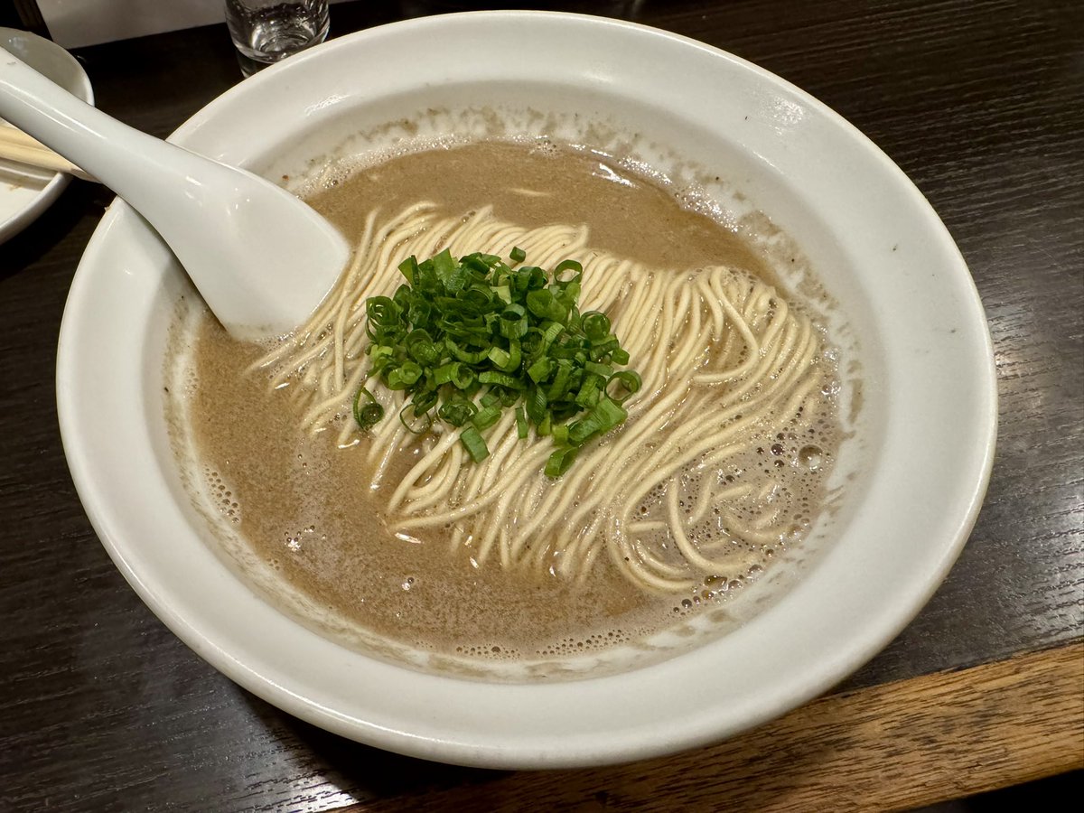 umasugimen_5's tweet photo. ウマスギィィィ！！！
関内の『丿貫』で蟹のラーメン！！夜は日本酒の注文がマスト！激レア日本酒と創作つまみでできあがった後に、濃いめしょっぱめの煮干しと蟹のスープがガツンとインパクトで最高フィニッシュ！東京にも系列店あり。 https://t.co/M5QYHvxK9m