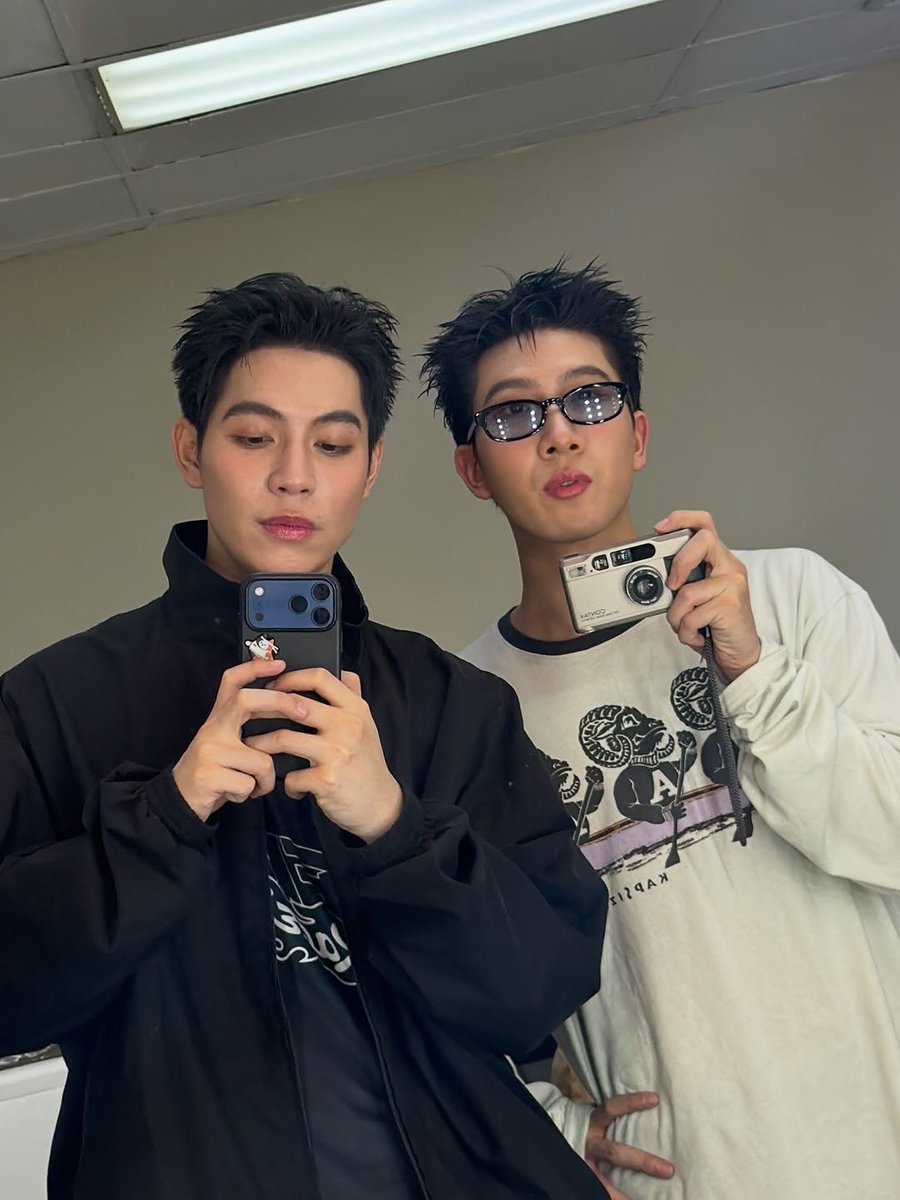 mykpeachyy's tweet photo. ตาม # ที่ติดเทรนด์กัน หรือตามโพคุณสถาพรขายจะเป็น #FirstKhaotung ค่ะ ฝากเอ็นดูด้วยน้า น้องเป็นเด็กน่ารักๆ มาก ความสามารถล้นเหลือ แถมรักแฟนคลับที่สู้ดเลยยค่ะ ผลงานล่าสุดคือซีรี่ย์เรื่อง #CatForCash เปย์รักด้วยแมวเลี้ยง รับชมย้อนหลังได้ทาง Application TrueVisions NOW ค่ะ ��รือสามารถชมย้อนหลังได้ทาง YouTube แล้วค่า 🫶🏻✨️

ส่วนเรื่องต่อไปนั้น คือ เคียงมังกร #TheInvisibleDragon งับ 🐉✨️ นำแสดงโดย #Firstkanaphan และ #Khaotungg นอกจากนี้ยังมีน้ำตาล ทิพนารี มีพี่ชาย และมีไบร์ท เด็กใหม่แกะกล่องจาก GMMTV แต่ประสบการณ์ 10 ปีด้วยค่ะ ตอนนี้ PILOT ปล่อยออกมาแล้วนะคะ หรือจิ้มลิงก์นี้ได้เลยค่ะ 🐉: https://t.co/36XCRx38mm

อันนี้เป็นมินิเธรดเราทำเอาไว้สำหรับทำความรู้จัก #เฟิร์สข้าวตัง แบบรวบรัดเหมาะสำ���รับคนที่ตกหลุมรักแบบกะทันหันค่ะ 🐇 ⸝⸝ ♡ 🤍・https://t.co/CbxfgwwouW