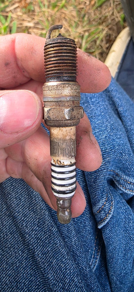 draken_gray's tweet photo. Double platinum, except one of them is burnt off.   How much gap?  All of it?  Ok

Ran pretty good till you got past half throttle, half tach, and held it there for about 10 seconds. https://t.co/EWq6KFnIC1