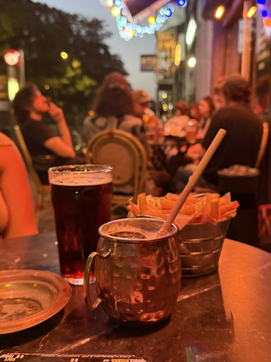 srhismercury's tweet photo. Forever une terrasse girl hein https://t.co/8fcaqE0qm4