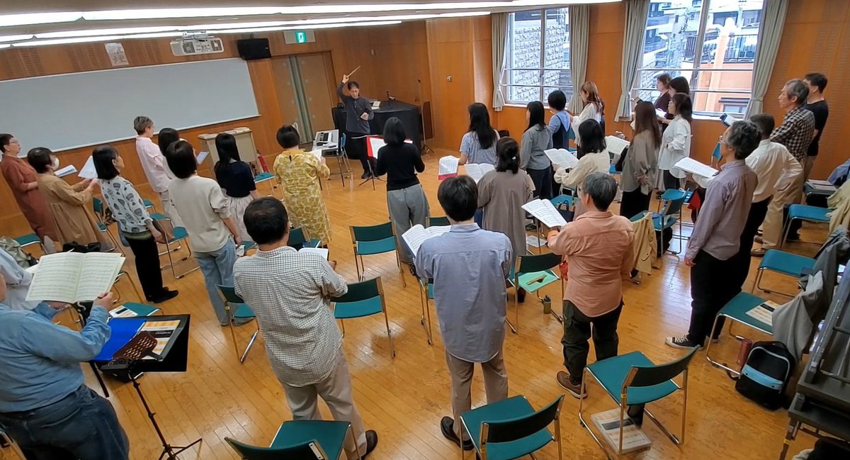 Chor044's tweet photo. 団内指揮者の佐藤さんの指揮で、6/21の演奏会の第1ステージ #千原英喜 の曲の練習🎵
今回が、このステージの実質演奏会前最後の練習です！
第1ステージ3つ目の時代は、第二次大戦終戦後の東京。詩人 #草野心平 の長編詩から作曲者が抜粋して曲付けしています。絶望の中、決意と希望が感じられる曲です https://t.co/eAdg7QDN4H