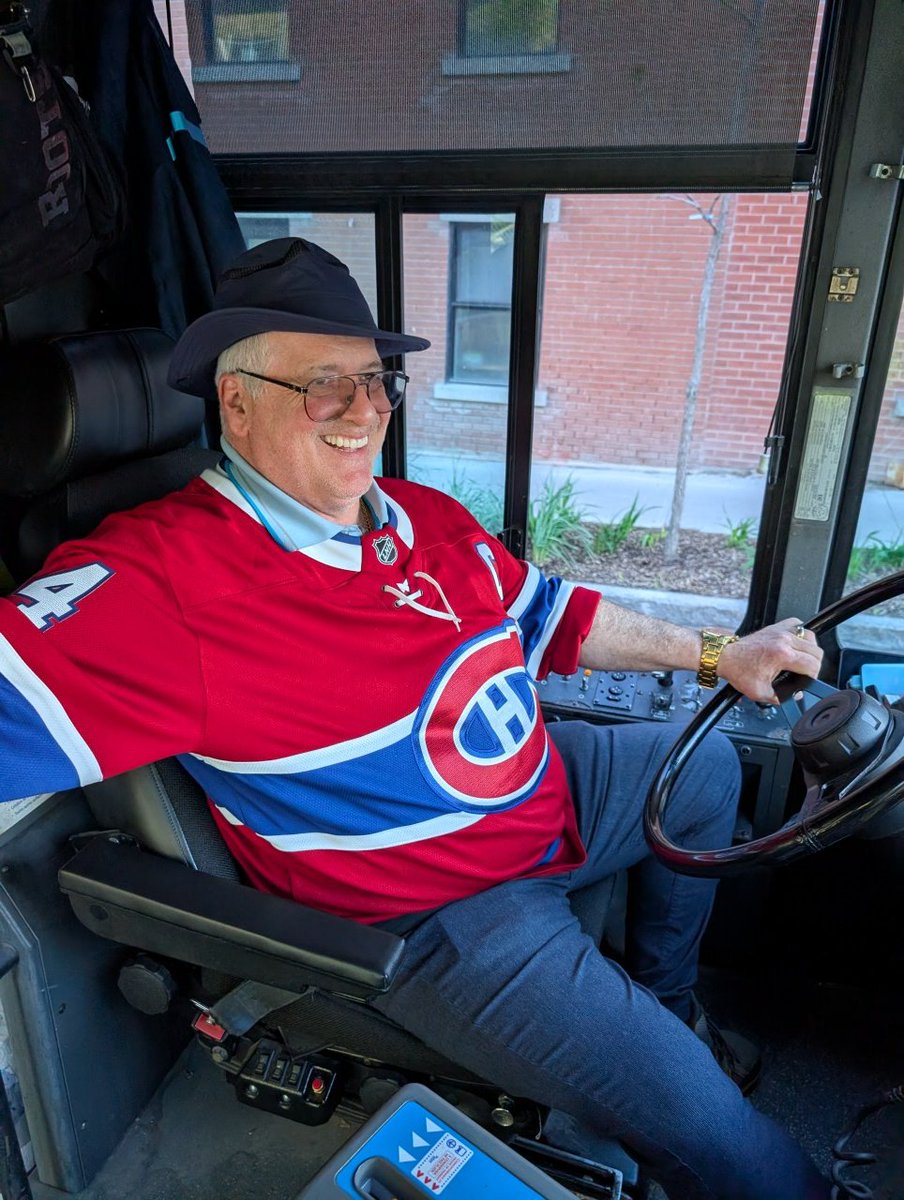RobinEdgar's tweet photo. As I got on an STM bus the driver said I had a very good cap, because I was wearing a black baseball cap with a #Dobeš STOP 🛑 sign emblem on it.
I thought his attire was quite impressive too. 😀
#GoHabsGo #HabsVsHurricanes #HabsFans #Habs #MTLmoments #MontrealMoments #MTLlife https://t.co/w9wmdpbbjO