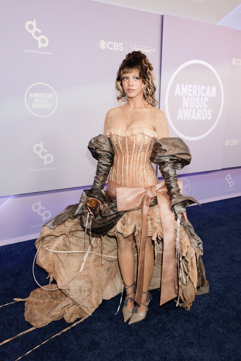 Gerasoundz's tweet photo. PRINCESA! Melanie Martinez belíssima no red carpet do #AMAs https://t.co/pzpDUuhCE4