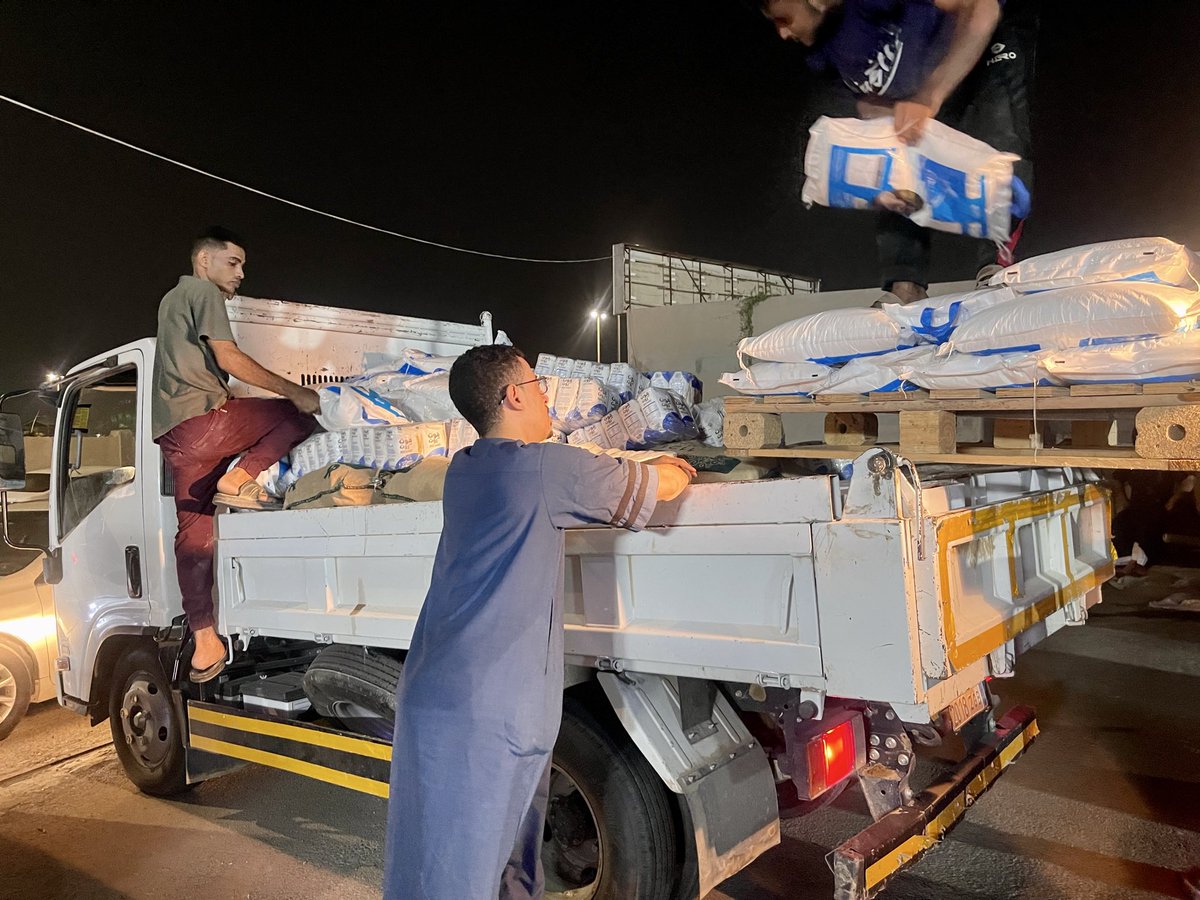 berdmad's tweet photo. ضمن مبادرة سلة العشر من ذي الحجة والتي تنفذها جمعية البر الخيرية بجازان وبدعم من مؤسسة الغويري الخيرية :
 اختتمت جمعية البر الخيرية بمحافظة ضمد المرحلة الرابعة والأخيرة من مشروع توزيع السلال الغذائية على المستفيدين من خدماتها، وذلك ضمن جهودها الرامية إلى دعم الأسر المحتاجة خلال موسم العشر من ذي الحجة.

وشمل التوزيع قرى القمري والمحلة والواسط والطاهرية والعوص، إضافة إلى قريتي خضيرة والزرقاء، فيما بلغ إجمالي ما تم توزيعه خلال مراحل المبادرة الأربع (3000) سلة غذائية استفادت منها الأسر المستحقة في محافظة ضمد والقرى التابعة لها.

وأكدت الجمعية أن هذه المبادرة تأتي امتداداً للشراكات المجتمعية الفاعلة مع الجهات الداعمة، بما يعزز قيم التكافل الاجتماعي ويسهم في تلبية احتياجات الأسر المستفيدة خلال هذه الأيام المباركة.
#جمعية_البر_بضمد #جمعية_البر_بجازان #جازان_للبر_عنوان #مؤسسة_الغويري_الخيرية #سلة_العشر #العشر_من_ذي_الحجة #ضمد