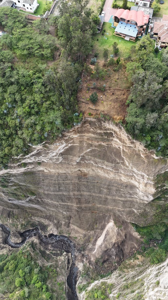 QuebradasUnidas's tweet photo. Mas imágenes del riesgo que necesitan ahora ser tratados y no esperar a que todos sus sueños se vayan al abismo #Riesgo @ambientequito @EcuadorMAE @SeguridadeQuito https://t.co/4JNZUOgj5w