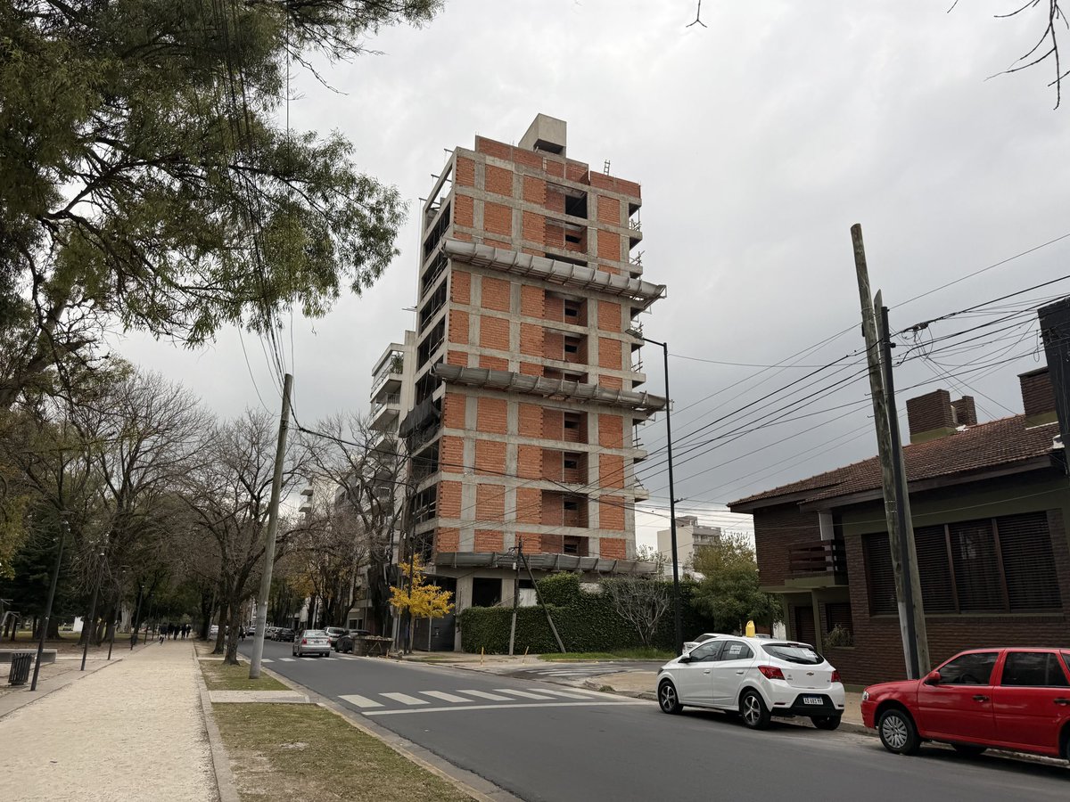 celiharry's tweet photo. Me da un poco de tristeza salir a caminar por Parque San Martín y ver la cantidad de casas en venta o ya vendidas que se están convirtiendo en semi pisos o mega edificios. 
Algunas pocas aún resisten. 

(Y hay más pero no alcanzan las fotos por tweet para compartirlas) https://t.co/2brPjMQWEv