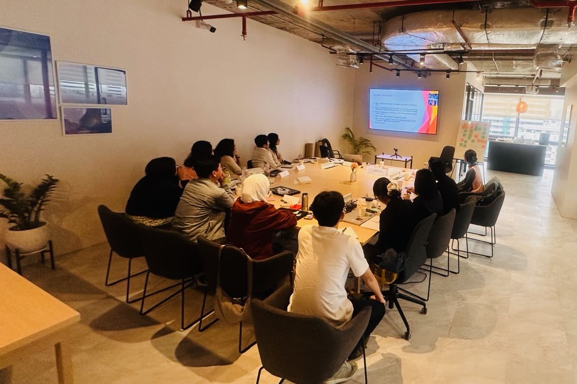 AmanthaP's tweet photo. 📌When harm is just a phone ping away - During #WorldPressFreedoomDay events, I got the chance to spend time with a group of journos from #Cambodia #Myanmar #Vietnam talking to them on #TFGBV #HateSpeech &amp; #DigitalFlakJacket - https://t.co/cRqxEwuLR4 @CJTAsPac @unescobangkok https://t.co/Fp2ikMMPlS