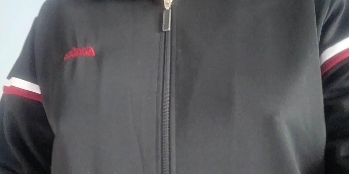 AnjChannel's tweet photo. 男装的时候穿着宽松的黑色衣服是真的可以藏起来的，当然是不带罩罩的情况下喵
#男娘 https://t.co/BuZwMGYQI1