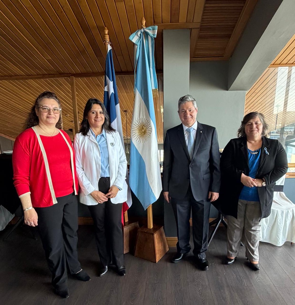 ARGenPuertoM's tweet photo. Agradecemos a la colonia argentina residente en las Regiones de Los Ríos y Los Lagos por su participación en el 216 Aniversario de la Revolución de Mayo de 1810, así como al Hotel Gran Pacífico por facilitarnos las instalaciones. https://t.co/KOtmFl63bp