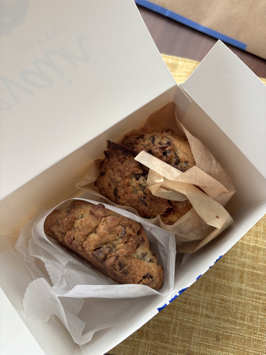 BackToTheDig's tweet photo. 무슨 쿠키가 이렇게 비싸? 맛있다ㅋ https://t.co/CFEJcNHGKM