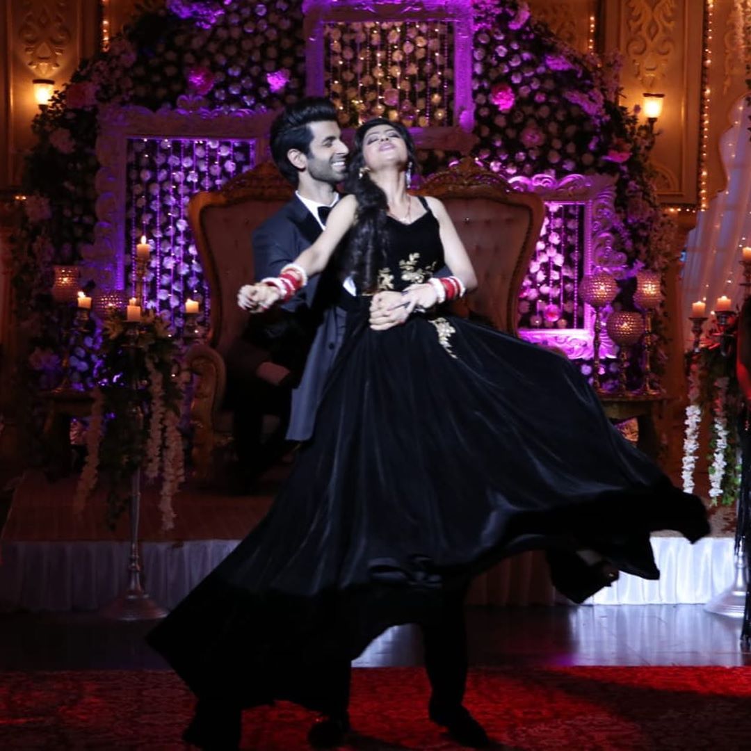 AnjuMaanManiac's tweet photo. 7 YRS OF KAWACH
Congrats to the entire cast & crew! π
Sandhya and Angad's dance performance πΊπ
#NamikPaul #DeepikaSingh #AngadJindal #SandyaPatwardan #Sangad #KawachMahashivratr https://t.co/w5YCPC0uA0