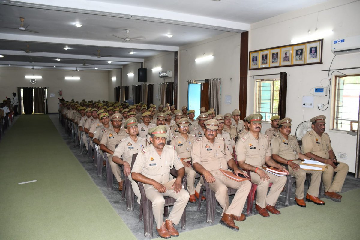 co10pacup's tweet photo. दि० 25.05.2026 को सेनानायक श्री राकेश कुमार सिंह, IPS की उपस्थिति में वाहिनी मनोरंजन गृह में वाहिनी/जोनल के अधि०/कर्म०, अभ्यासरत उ०प्र० पुलिस हॉकी एवं आर्चरी टीम के खिलाड़ियों की व्यक्तिगत/सामूहिक समस्याओं के निराकरण हेतु सैनिक सम्मेलन/जोनल गोष्ठी का आयोजन किया गया।.... https://t.co/2XF2XI5FcE