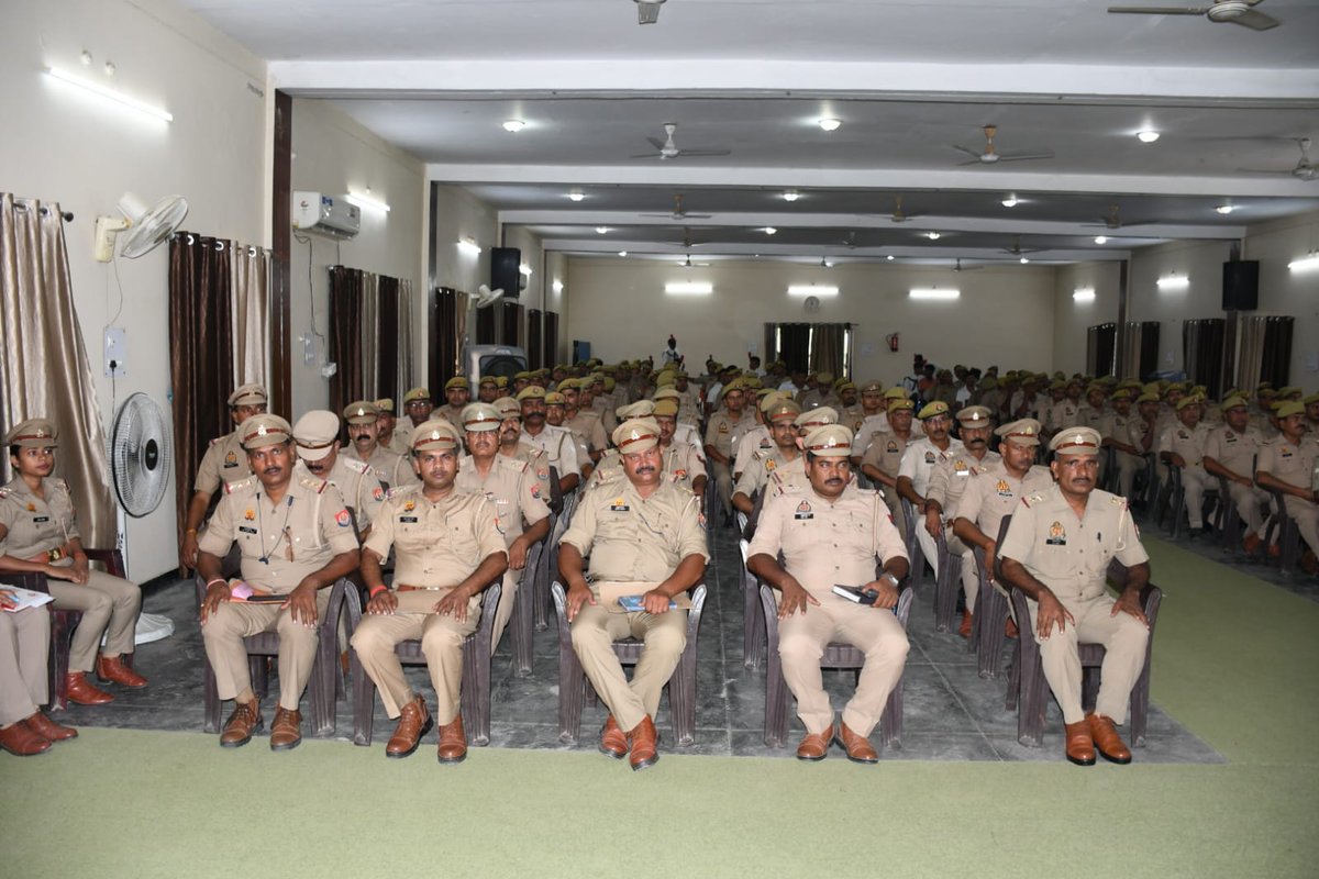 co10pacup's tweet photo. दि० 25.05.2026 को सेनानायक श्री राकेश कुमार सिंह, IPS की उपस्थिति में वाहिनी मनोरंजन गृह में वाहिनी/जोनल के अधि०/कर्म०, अभ्यासरत उ०प्र० पुलिस हॉकी एवं आर्चरी टीम के खिलाड़ियों की व्यक्तिगत/सामूहिक समस्याओं के निराकरण हेतु सैनिक सम्मेलन/जोनल गोष्ठी का आयोजन किया गया।.... https://t.co/2XF2XI5FcE
