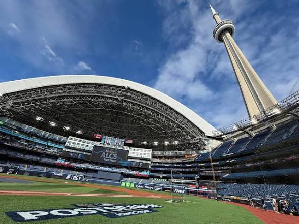 BlueJaysDad's tweet photo. Not sure there’s a better backdrop in MLB 😍

❤️⚾️🇨🇦 https://t.co/ijEaDwnJZK