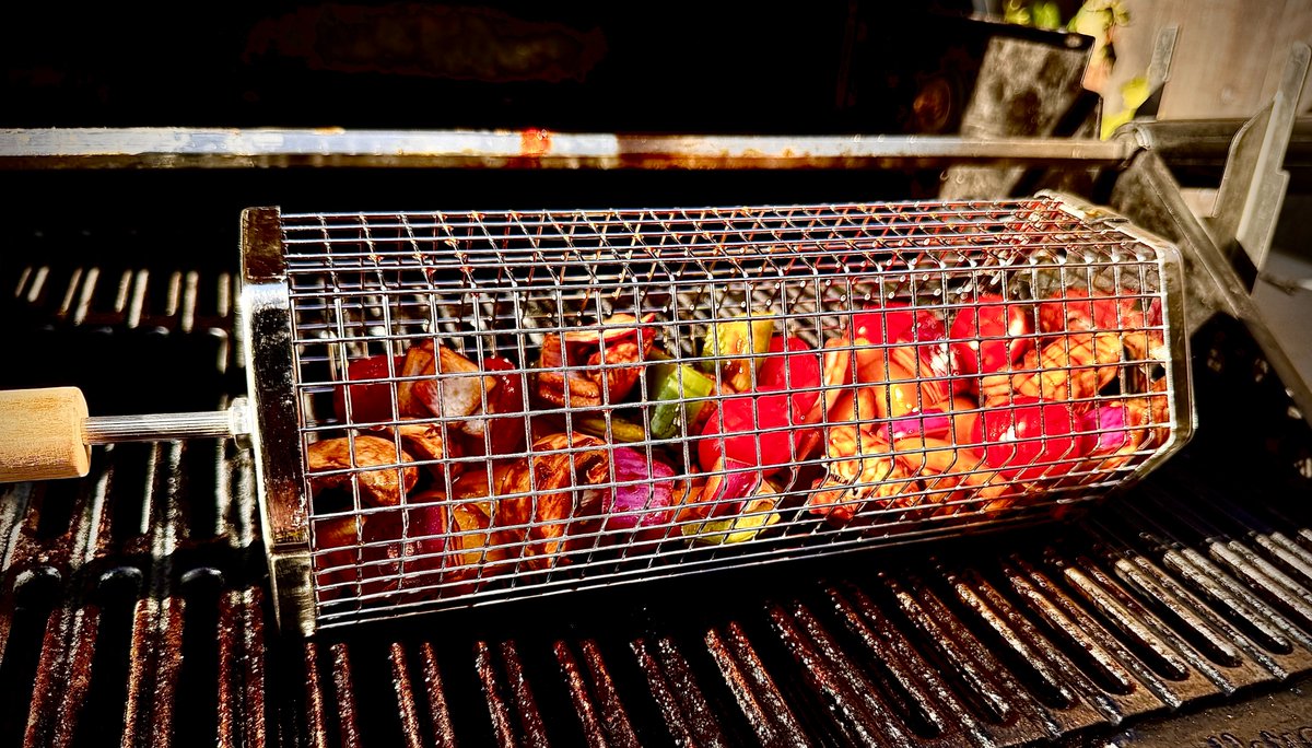JamesTheVamp's tweet photo. Chicken and Veggies on BBQ, the perfect end to the long hot weekend.
#FoodPornology #FoodPorn #BBQ https://t.co/oSqsvkxkvu