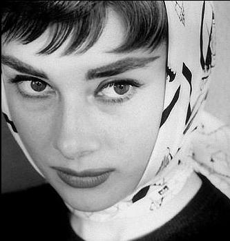 ozcanfazl's tweet photo. @turkcunazario Rahmetli aktrist Audrey Hepburn başımıza ne geldiyse senin yüzünden.  ÜRETEMEZ DÜŞÜNEMEZLER kopyala yapıştır. https://t.co/Az2K38RLUH