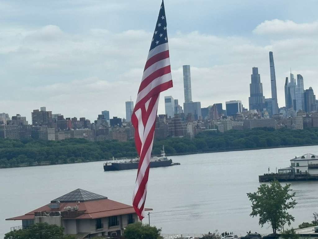 InnaVernikov's tweet photo. As we spend time with our families and friends on this Memorial Day, it’s important that we commemorate its significance and remember those who gave their lives for our country so we can live in FREEDOM. In every flag raising, we honor their courage and sacrifice. It was a pleasure to join the @BKConservatives @fvellamarrone @gerardkas and my colleagues @KalmanYegerNYC @DMCarr @MikeTannousis @susanzhuangnyc @RepNicole this morning at the OLD GLORY LOOKOUT for their annual ceremony 🇺🇸🗽
