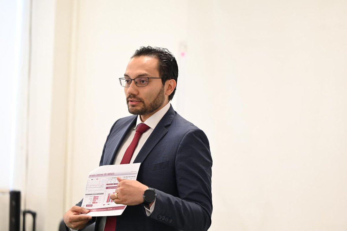 AduanasMx's tweet photo. La Agencia Nacional de Aduanas de México llevó a cabo una reunión de trabajo encabezada por su Titular, Héctor Alonso Romero Gutiérrez, con los titulares de las 50 aduanas del país, con el objetivo de dar seguimiento a resultados operativos, fortalecer la coordinación institucional y revisar acciones orientadas a la eficiencia operativa y la facilitación del comercio exterior.

Durante el encuentro se analizaron indicadores estratégicos, retos operativos y áreas de oportunidad, así como acciones para fortalecer procesos, optimizar tiempos y reforzar mecanismos que contribuyan a una operación aduanera más eficiente.

Asimismo, se realizó la firma del Decálogo de Integridad y Orgullo Aduanero, como parte de las acciones institucionales orientadas a fortalecer una cultura de legalidad, ética y compromiso con el servicio público.

Los servidores públicos aduaneros refrendaron su compromiso institucional con una actuación íntegra, transparente y orientada al fortalecimiento de una Agencia moderna, eficiente y al servicio de México.